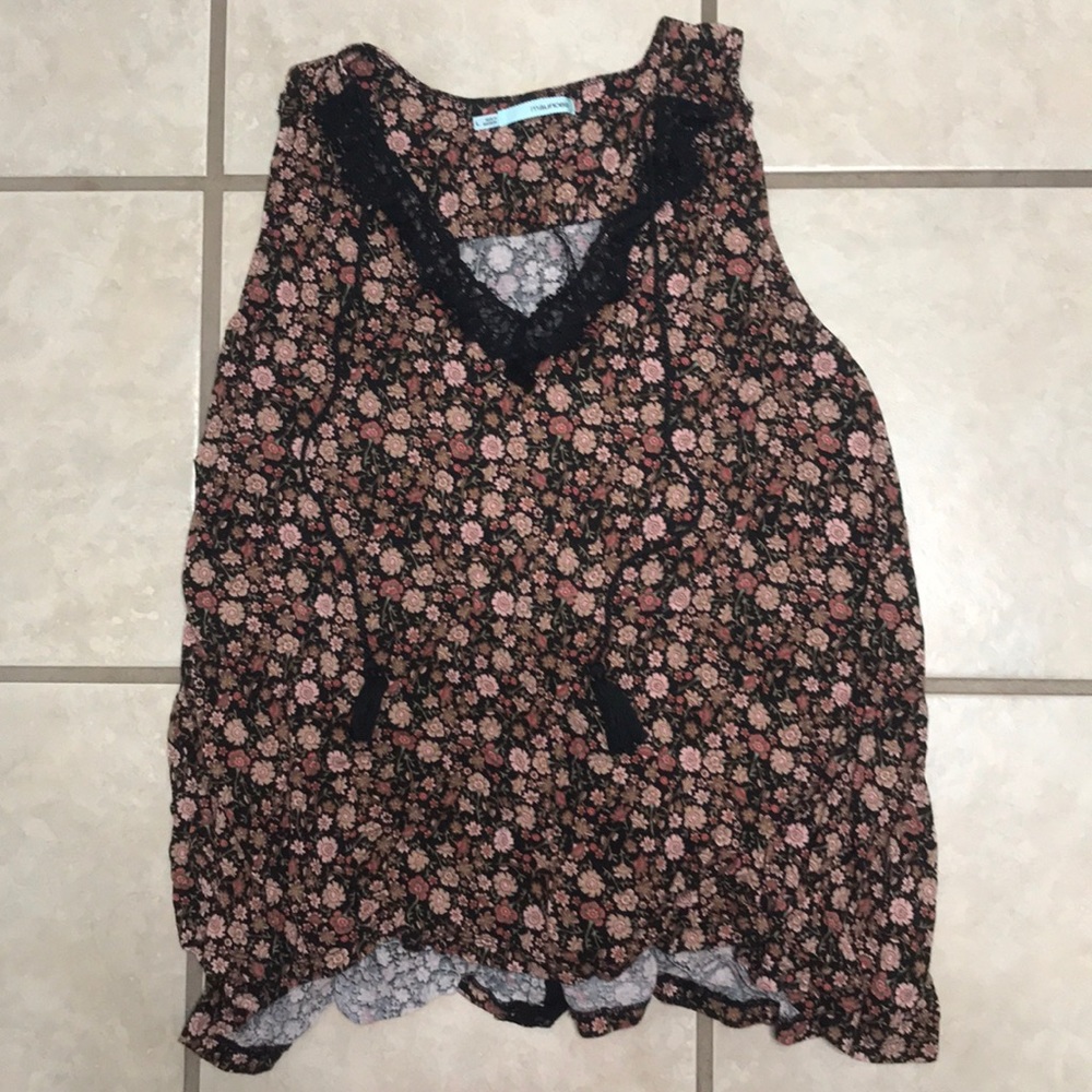 ✨Cute “Maurices” top✨